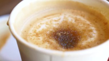 Kahve fincanına şeker düşürmenin yavaş çekimi. 