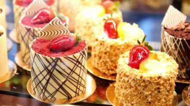 Kafede satılık çikolatalı ve kremalı kek. .