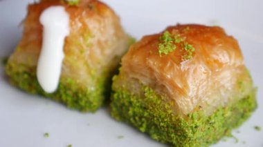  El yapımı Türk tatlısına krema dök. .