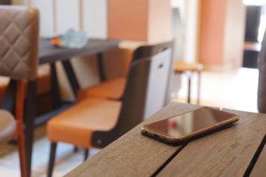 Kafe masasında akıllı telefonu unut, akıllı telefonu kaybet. ,