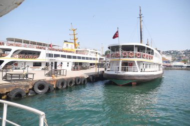 Türkiye İstanbul 18 Temmuz 2023. Boğaz 'da nakliye feribotu. Feribot yolcu taşır..
