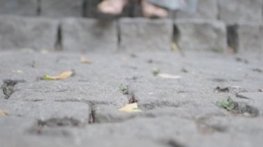 Kadın kaldırım caddesinde yürüyor .