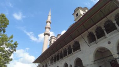 Hindi istanvul 23 Ekim 2023, Yeni Cami 'nin yürüyen manzarası Emunonu' daki mavi gökyüzüne karşı .