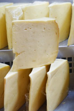 dükkan penceresinde bir sürü peynir türü.