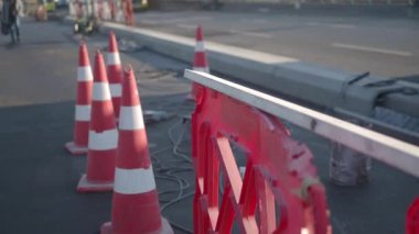 İnşaat alanı olan bir adam sokakta trafik işaretinin yanından geçiyor..