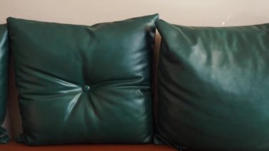 Kafe restoranında yastıklı modern deri kanepe. .