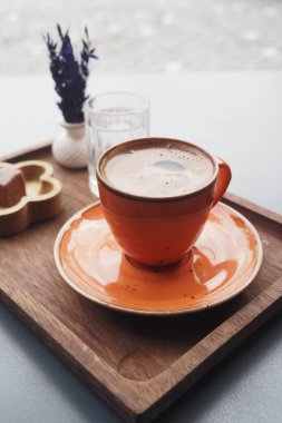 Türk kahve masada .