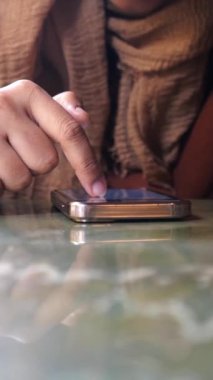  Kadınlar ellerinde akıllı telefonlar, kafede oturuyorlar. .