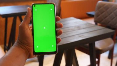 Akıllı telefon kullanarak genç adamın elini kapat.