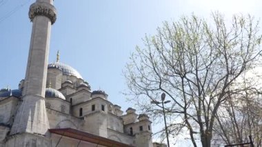 Hindi istanvul 23 Ekim 2023, Yeni Cami 'nin yürüyen manzarası Emunonu' daki mavi gökyüzüne karşı .