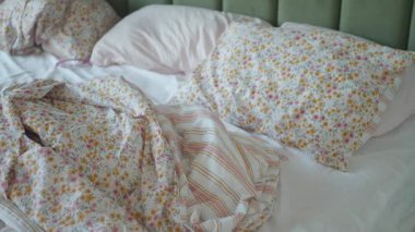 Sabahın köründe dağınık yatak, uyandıktan sonra dağınık yatak. .