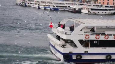 Türkiye İstanbul 18 Temmuz 2023. Boğaz 'da nakliye feribotu. Feribot yolcu taşır..