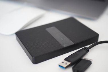 bir dizüstü bilgisayardaki harici sabit disk .
