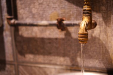 Su musluğundan su damlası