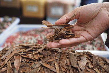 Baharat pazarında satılan tarçın çubukları yığını .