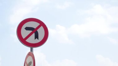 Mavi gökyüzüne karşı Sola Dön işareti yok .
