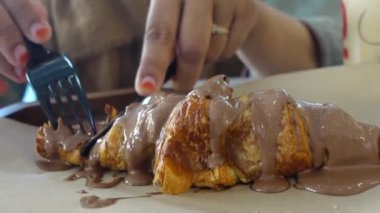 Krema ve çikolatalı kruvasan. .