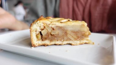 Bir tabak elmalı pasta. ,