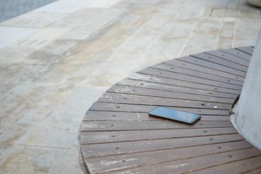 forget smartphone on a park bench, lost smart phone ,