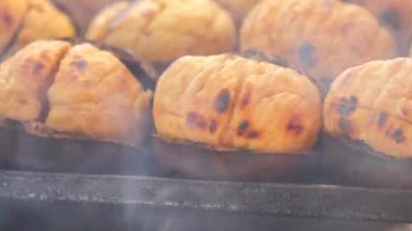 geleneksel istanbul Caddesi yiyecek ızgara kestane üst üste.