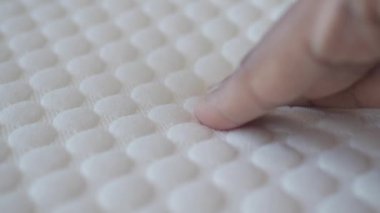 Yatağın üzerine elinle ortopedik yatak dokundur ve bastır...