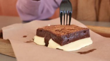 Tabakta bir dilim browni. .