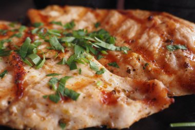 Tabakta ızgara tavuk eti yakın plan. .