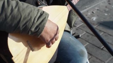  Erkekler geleneksel müzik enstrümanı Türkçe saz çalıyor .