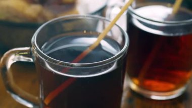 Sabahın köründe masada yeşil çay .