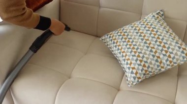  Kadınlar el temizleme koltuğunu çamaşır yıkama temizleyicisiyle temizler..