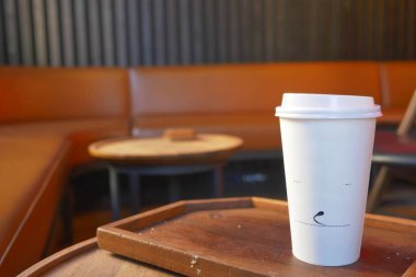 Boş. Kraft kahve fincanını masadan al.