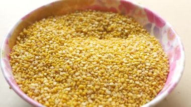 Kuru mercimeklerle dolu bir kase. Besleyici yemek pişirme çabaları için ideal..