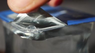 Masadaki plastik bardakta su ,