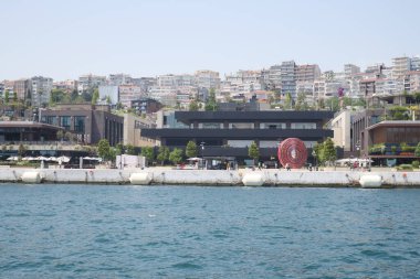 Türkiye istanbul 19 Haziran 2023. Galataport İstanbul. Yürüyen insanlarla Galataport manzarası.