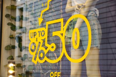 Giyim mağazasında büyük indirim metinleri 