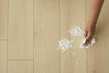 Bir adam elleri bezle yerleri yıkıyor. .