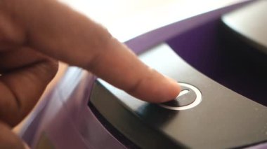 Elektrik süpürgesinin başlama düğmesine bas