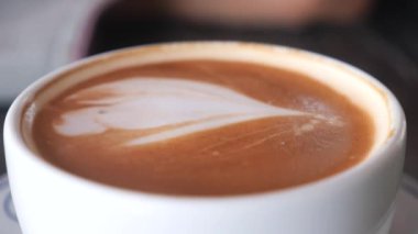  Kahve fincanına beyaz şeker dök. ,