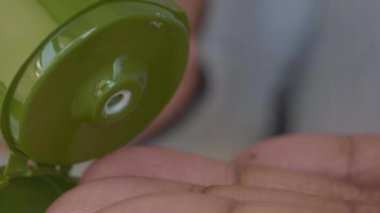 Eline nemlendirici krem dök. .