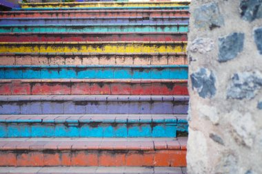 İstanbul 'daki eski renkli merdivenler.