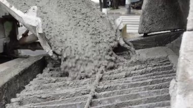 İnşaat alanındaki bir paraşütten dökülen ıslak beton çerçeveleri. Proje içeriği oluşturmak için ideal.