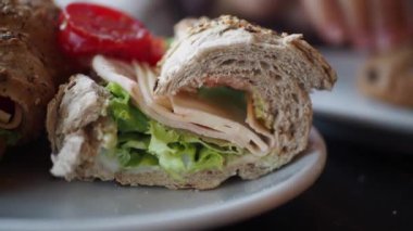 Tütsülenmiş tavuklu sandviç..