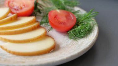 Domates dilimlenmiş peynir ve taze dereotu. Kırsal bir tabakta güzelce yerleştirilmiş. Yemek sunumları için ideal..