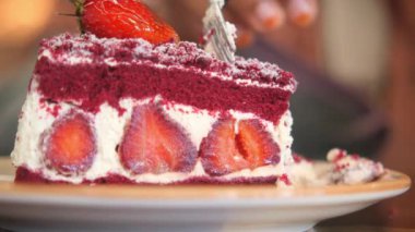 Tabakta çilekli pasta kesiyorum. .