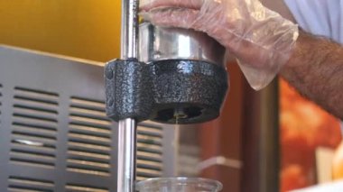 Kafede portakal suyunu sıkmak.