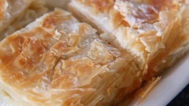 Geleneksel Türk Mutfağı Pastaları tabakta borek ,