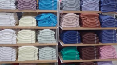 Renkli gömlekler perakende mağazasında raflarda. .