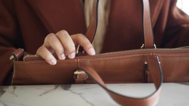 Kadınlar çantasında bir şey arıyor. ,