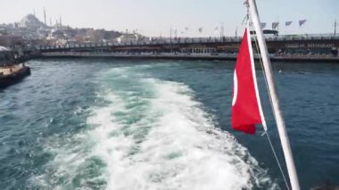 Türk bayrağı taşıyan bir tekneden izlendi ,