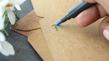 Erkek elinin kalemle mektup yazmasına yaklaş. ,